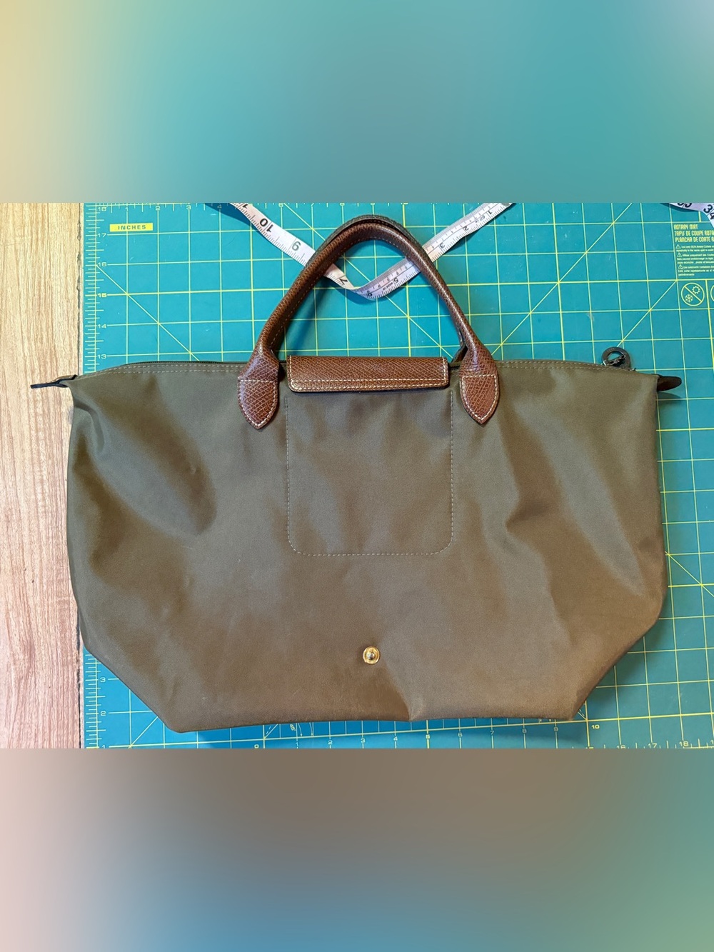 Very Good condition
LONGCHAMP Women’s special edition Olive Green Tote Bag - Picture 6 of 10